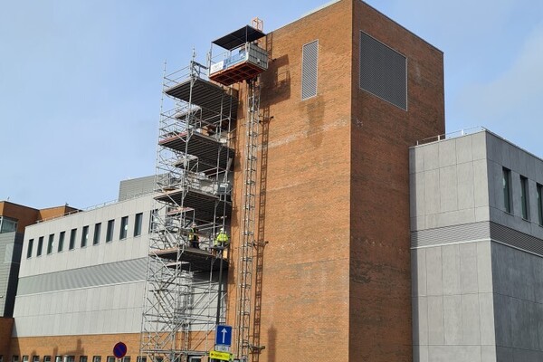 Metra aide à aider : lève-personnes au plafond dans 125 chambres du projet CHwapi 